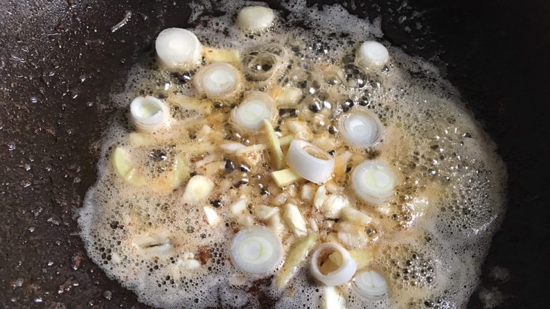 糖醋虾,用勺子舀去多余的油，留下平时炒菜的油量，加入葱姜蒜炒香
