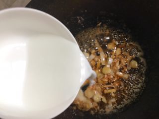 糖醋虾,加入水淀粉（温水和淀粉搅拌均匀）