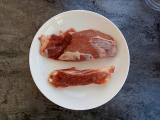 清汤牛肉面,准备一块牛腱肉和猪骨肉