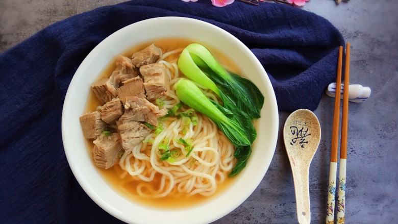 清汤牛肉面,浇上牛肉汤，放上牛肉，再烫两颗青菜，撒上葱花就好了