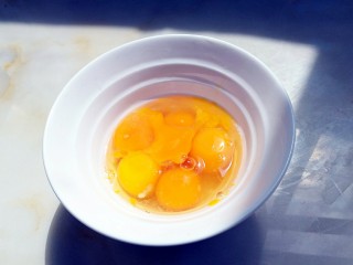 花样面条+塔佳琳肉丸面,5个蛋黄中，包括2个全蛋，3个蛋清，一共有110克，鸡蛋很小，因为是土鸡。