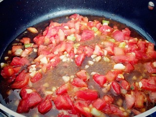 花样面条+塔佳琳肉丸面,倒入番茄翻炒出汁。