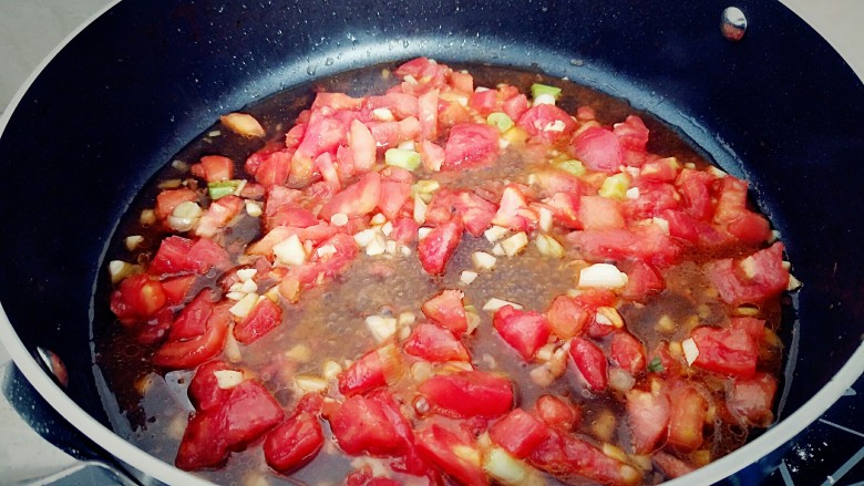 花样面条+塔佳琳肉丸面,倒入番茄翻炒出汁。
