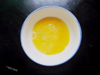 台式凤梨饭,鸡蛋加一点点黑胡椒粉打散，搅拌均匀