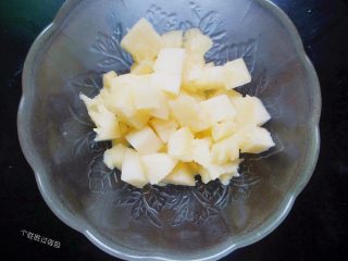 台式凤梨饭,凤梨切去2分之一，然后用水果刀沿着皮划一圈。别把菠萝的外皮划破。取出菠萝果肉。取出的菠萝果肉切成丁备用。