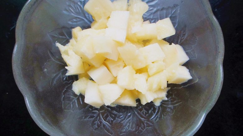 台式凤梨饭,<a style='color:red;display:inline-block;' href='/shicai/ 2388'>凤梨</a>切去2分之一，然后用水果刀沿着皮划一圈。别把菠萝的外皮划破。取出菠萝果肉。取出的菠萝果肉切成丁备用。