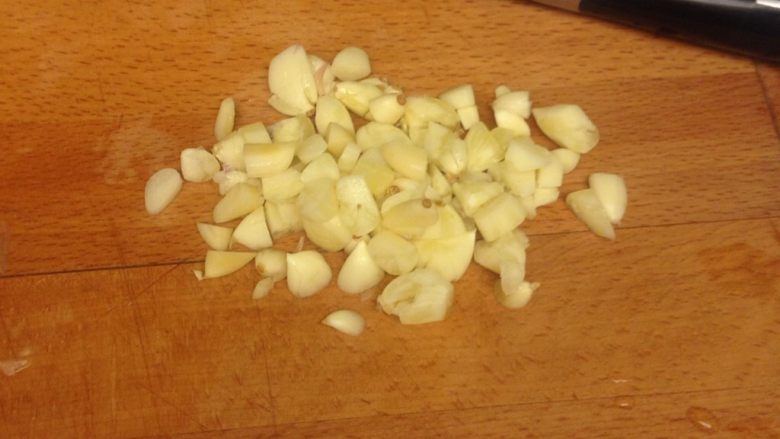 義式烤雞翅,我選用的蒜頭較小，所以10來顆，如果蒜頭大顆些可以切片，味道更濃郁