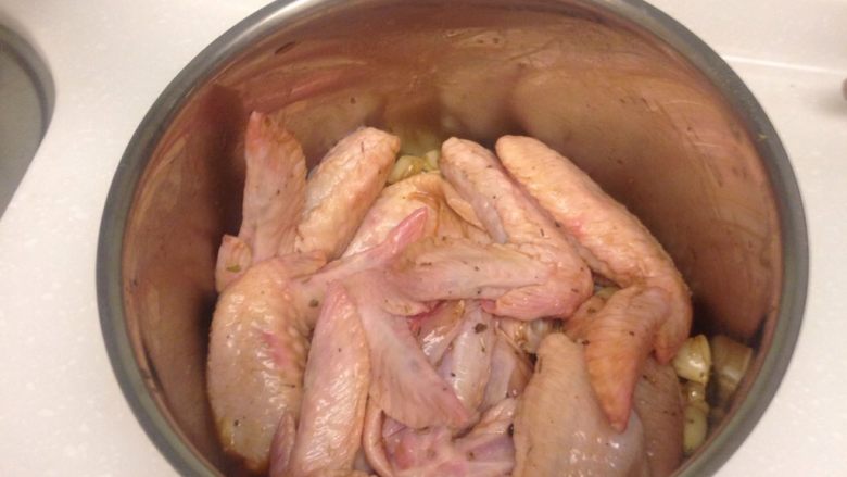 義式烤雞翅,拌勻按摩後每隻雞翅都均勻調味