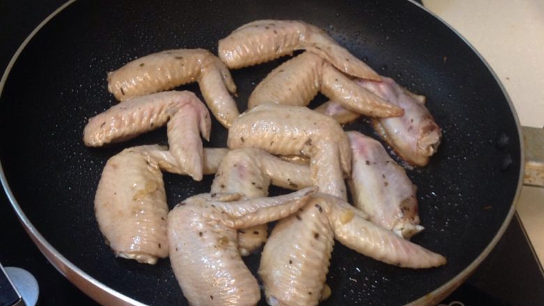 義式烤雞翅,想要吃的時候，直接取出後先用平底鍋煎一下，表皮更加香脆