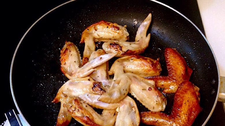 義式烤雞翅,像這樣兩面都酥脆，將美味肉汁鎖住，就能放入烤箱