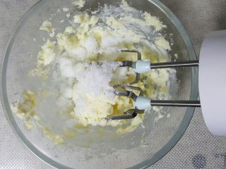 迷你小西瓜,在打发后的黄油中加入白砂糖，用电动打蛋器搅打均匀
