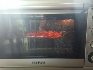 迷你小西瓜,放入预热好的烤箱中，180度中层上下火烤15分钟
