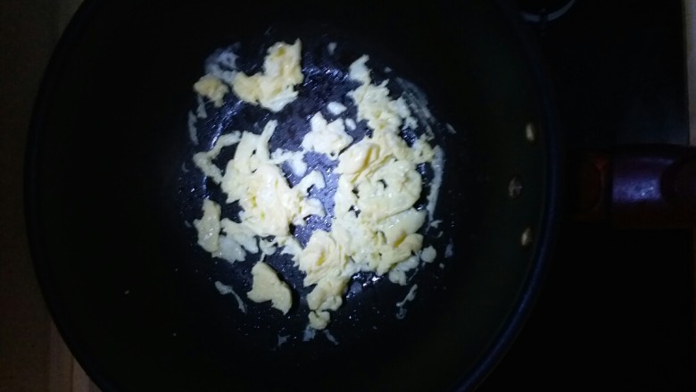懒人美食:西红柿鸡蛋面,将鸡蛋倒入锅中，筷子搅拌成小块，炒熟后盛出到碗中。
