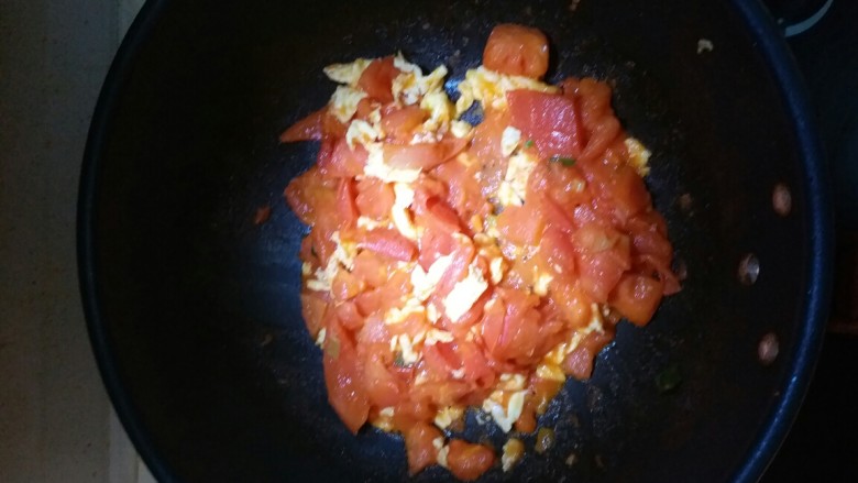 懒人美食:西红柿鸡蛋面,待西红柿炒出汁，加入熟鸡蛋，加水煮。