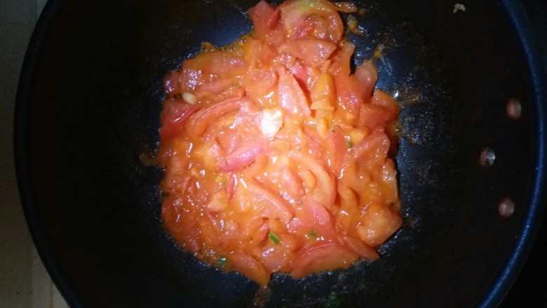懒人美食:西红柿鸡蛋面,加入少许油，油热后加入部分葱花爆锅（剩下的出锅前用），加入西红柿块。