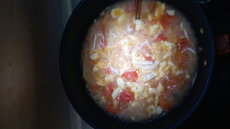 懒人美食:西红柿鸡蛋面,先大火煮，五分熟后搅拌，避免粘锅。