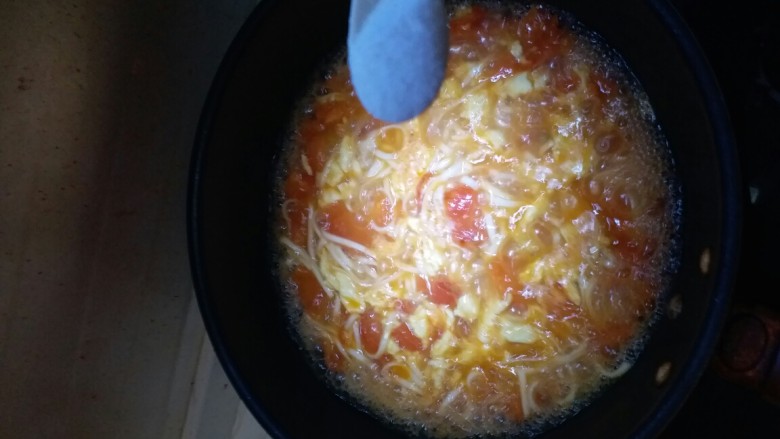 懒人美食:西红柿鸡蛋面,根据个人口味适量加盐