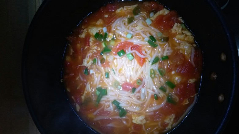 懒人美食:西红柿鸡蛋面,挂面煮熟后，将剩余葱花倒入锅中。添加绿色，颜色上更好看。