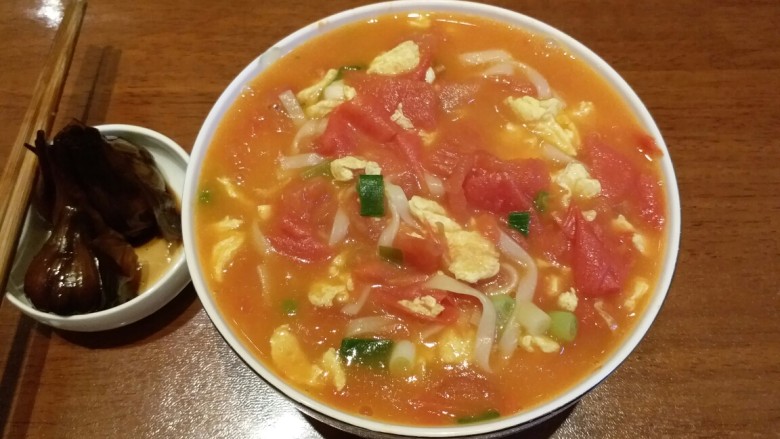 懒人美食:西红柿鸡蛋面,出锅！搭配上家里的咸菜，美味开动咯！