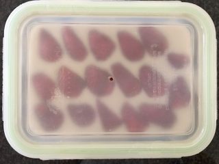 草莓椰浆豆沙羊羹,盖上盖子放入冰箱冷藏2个小时以上。想吃的时候拿出来，切开就可以吃了！