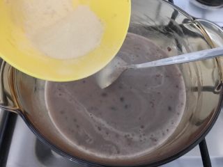 草莓椰浆豆沙羊羹,慢慢的加入吉利丁粉，搅拌至吉利丁粉完全融化，