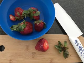 草莓椰浆豆沙羊羹,草莓去蒂，小颗切半，大颗切四半，