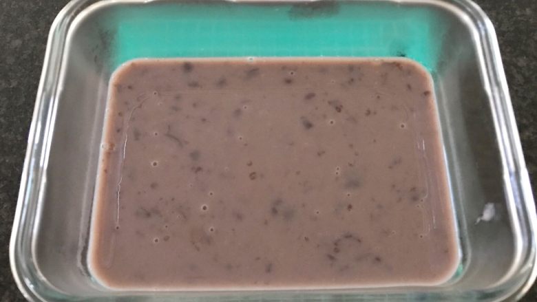 草莓椰浆豆沙羊羹,装入可以冷冻食品的容器里，进入冷藏室冷藏，