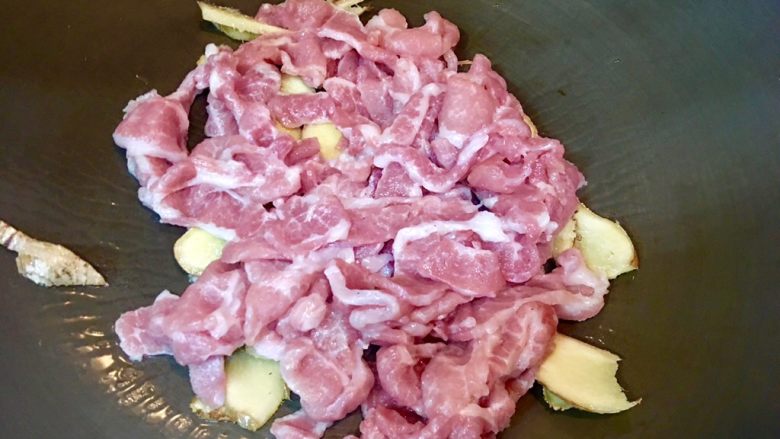 麻油松阪豬肉拌飯,放入步驟6醃製好的松阪豬肉拌炒