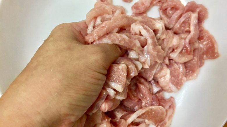 麻油松阪豬肉拌飯,用手抓醃步驟4的松阪豬肉