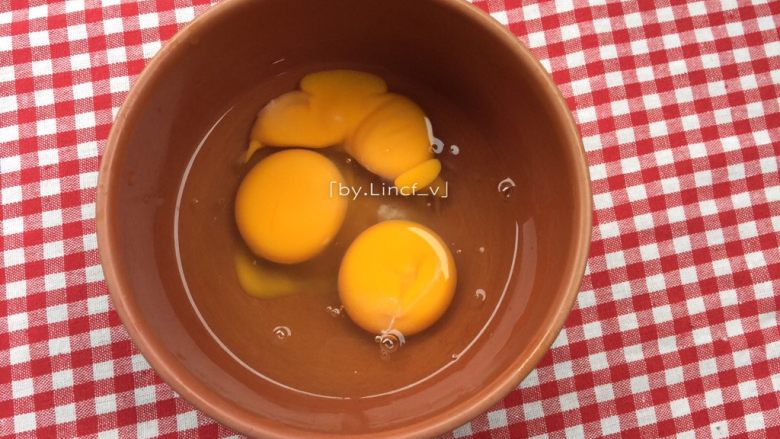 蛋包饭,<a style='color:red;display:inline-block;' href='/shicai/ 9'>鸡蛋</a>打入碗中，我用的是土<a style='color:red;display:inline-block;' href='/shicai/ 9'>鸡蛋</a>，很小，所以用了3个