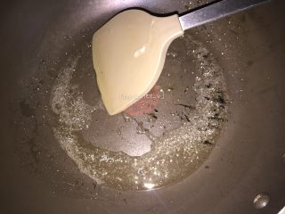 蛋包饭,不粘煎锅烧热刷一层薄油（油尽量少些，不然容易口感油腻）