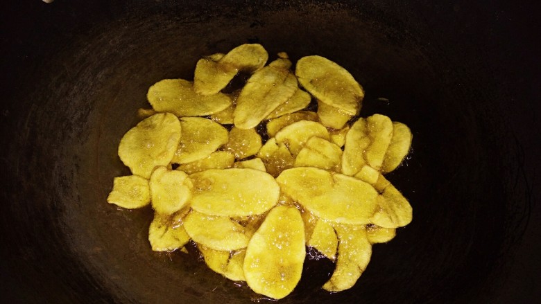 麻辣薯片,炸至翻动有脆响，呈金黄色