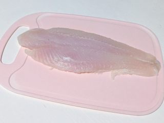柠香龙利鱼,食材处理一：解冻好的龙利鱼片 洗净用厨房纸巾吸干水分
