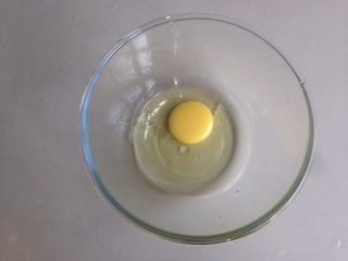 蜜豆麻薯包,鸡蛋放入碗里，加入玉米油