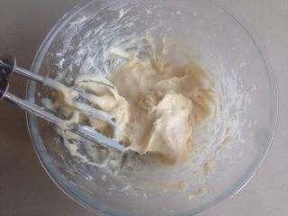蜜豆麻薯包,继续用电动打蛋器搅拌1到2分钟