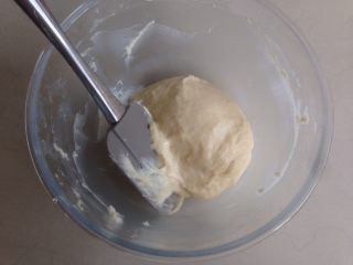 蜜豆麻薯包,再用刮刀将其拌成软软的面团