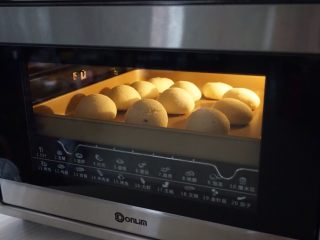 蜜豆麻薯包,在烘烤的时候可以看到麻薯包慢慢地膨胀起来