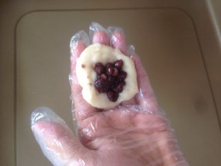 蜜豆麻薯包,带上一次性手套抹油操作，将面团分成每份20克，皮压扁，放入5克左右的蜜红豆