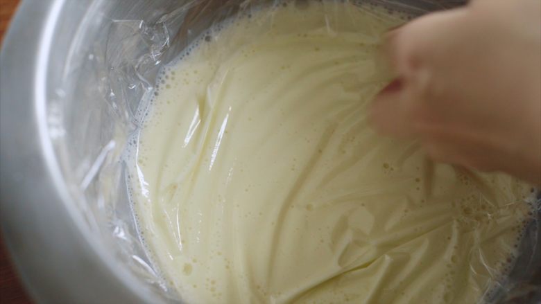 小山进乳酪挞·改,贴上保鲜膜，冷却以后放进冰箱冷藏1小时