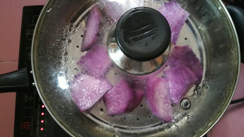 炸椒盐大薯条,放入蒸锅开大火蒸。