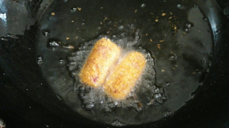 炸椒盐大薯条,锅倒入油大火烧至微冒烟转小火下大薯条炸一到二分钟捞出（因炸的比较少，所以倒的油比较少，所以锅需要斜着点炸，炸来回晃动锅让受热均匀）。