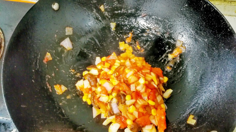 花样面条——蒜香排骨芝士意面(红酱时蔬版~),放入另一半洋葱丁，香菇和玉米粒，翻炒一下，