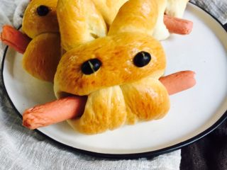兔子火腿肠面包,萌萌哒的兔子火腿肠面包给孩子一个快乐的早餐时光。