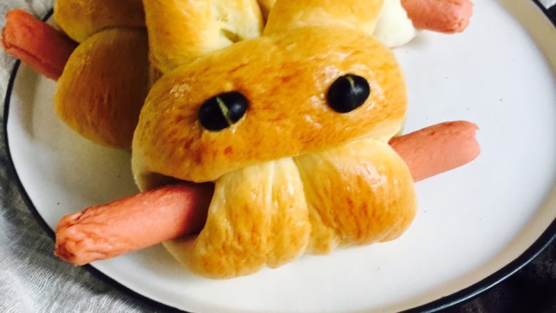 兔子火腿肠面包,萌萌哒的兔子火腿肠面包给孩子一个快乐的早餐时光。
