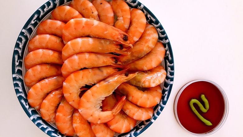 品尝海虾原始的味道  白灼海青虾,把海鲜酱油和青芥辣放入盘里，调好蘸料