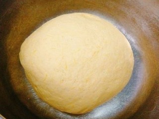 南瓜花卷,拌入面粉和成光滑面团，包上保鲜膜进行发酵