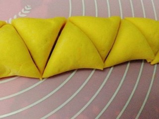 南瓜花卷,卷成条状，切成三角形