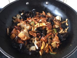 老天津卫三鲜打卤面,改大火，放入香干、面筋、木耳、花菜，翻炒均匀。

