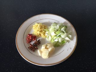老天津卫三鲜打卤面,葱切花，姜切米，蒜切片，干辣酱切小段。