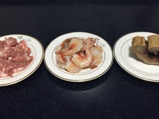 老天津卫三鲜打卤面,主料：猪五花肉、鲜虾、海参


